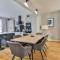 Stylish & Spacious 3 Bed Apartment with Parking