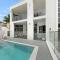Luxurious 5 bedroom home 500m to Alexandra Headland beach