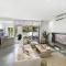 Luxurious 5 bedroom home 500m to Alexandra Headland beach