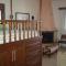 Manos House