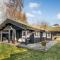 3 Bedroom Cozy Home In Hornbæk