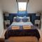 Charming Lake House nature retreat in Cotswold Water Park, South Cerney near Cirencester