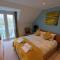 Charming Lake House nature retreat in Cotswold Water Park, South Cerney near Cirencester