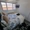 Modern 2-Bed Home - Private Garden Parking & WiFi
