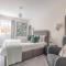 Modern 2 Bed Oasis - Private parking & Garden