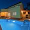 Luxury Villa LeLu with heated saltwater pool, parking, high speed Internet, BBQ, - Žrnovnica