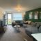 Free Parking Sleeps 6 Modern Apartment - Litherland