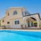 Villa Joanna Coral Bay by Villa Plus