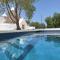 Trulli au milieu d'un champ d'oliviers avec piscine - 切列梅萨皮卡