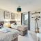 Beautiful Canal Side Apartment - City Centre - Balcony, Secure Parking, Self Check-In, Fast WiFi and Smart TV with Sky TV and Netflix by Yoko Property - 米尔顿凯恩斯