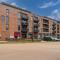 Beautiful Canal Side Apartment - City Centre - Balcony, Secure Parking, Self Check-In, Fast WiFi and Smart TV with Sky TV and Netflix by Yoko Property - 米尔顿凯恩斯
