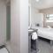 Metropole 2nd Floor Room with Shared Amenities - Le Cap