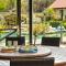Carinya Cove - swimming pool, pet friendly, fireplace