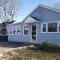 Pet Friendly Family Cozy Cottage Steps away from Footbridge Beach