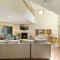 Wooded Wonder - Modern Home with Hot Tub, Games & Best Location - 姐妹湾