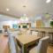 Wooded Wonder - Modern Home with Hot Tub, Games & Best Location - 姐妹湾
