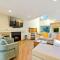 Wooded Wonder - Modern Home with Hot Tub, Games & Best Location - 姐妹湾