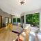 Wooded Wonder - Modern Home with Hot Tub, Games & Best Location - 姐妹湾