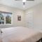 Spring at The Golden Goose including King Bed, Parking, Security and Laundry - 埃文斯维尔