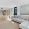 Broadbeach 2b2b apt FREE parking