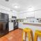 Heart of SoCo 2BR and 1BR King Suites with Free Parking, Pool, and Laundry Center - Остін