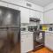 Heart of SoCo 2BR and 1BR King Suites with Free Parking, Pool, and Laundry Center - Остін