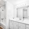 Heart of SoCo 2BR and 1BR King Suites with Free Parking, Pool, and Laundry Center - Остін