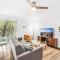 Heart of SoCo 2BR and 1BR King Suites with Free Parking, Pool, and Laundry Center - Остін