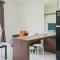 Comfort and Minimalist 2BR at Sky House BSD Apartment By Travelio - 当格浪