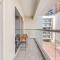Waves - Spacious Apt with Balcony & Pool - Dubaj
