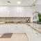 Waves - Spacious Apt with Balcony & Pool - Dubaj