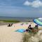 Walk to beach Secluded and private home and backyard - بروستر