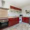 Cotels Centro Budget Busting Apartments! CENTRAL LOCATION, PARKING, FIBRE WIFI, SMART TV, FULLY EQUIPPED KITCHEN