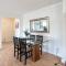 Vibrant Downtown, King Bed, Work Desk & Kitchen