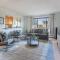 Vibrant Downtown, King Bed, Work Desk & Kitchen