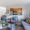 Vibrant Downtown, King Bed, Work Desk & Kitchen
