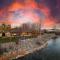 River's Edge Riverfront with Hot Tub Sauna & Game Room - Каліспелл