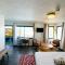 ITH San Diego Beach Bungalow Surf Hostel