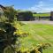 Parr Cottage at Snape Castle Mews - 比代尔