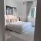 Private rooms in 3 bedroom apartment SKYNEST Homes marina pinnacle