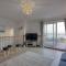 Large House with Panoramic Sea Views & Parking - 纽林