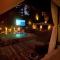 Chalét com jacuzzi sauna lareira e telao cinema