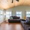 The Lake Life by AvantStay Lakefront View Hot Tub