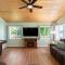 The Lake Life by AvantStay Lakefront View Hot Tub