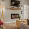 Inn the Poconos by AvantStay Private Lake Access Enclosed Hot Tub
