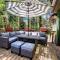 The Wooden Nest by AvantStay Deck Big Yard w Hammocks Fire Pit