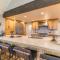 The Gem Estate by AvantStay Modern Farmhouse w Lavender Fields Hot Tub