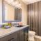 The Gem Estate by AvantStay Modern Farmhouse w Lavender Fields Hot Tub