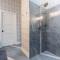 The Gem Estate by AvantStay Modern Farmhouse w Lavender Fields Hot Tub