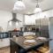 Twin Oaks Retreat by AvantStay Mins to Freeland